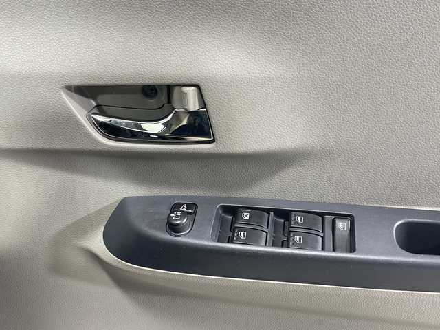 ダイハツ ミラ イース X 神奈川県 2013(平25)年 8万km ブライトシルバーメタリック 純正CDオーディオ/ヘッドライトレベライザー/リモコンキー/アイドリングストップ/電動格納ミラー/純正フロアマット/ドアバイザー/Wエアバッグ/ABS/盗難防止装置