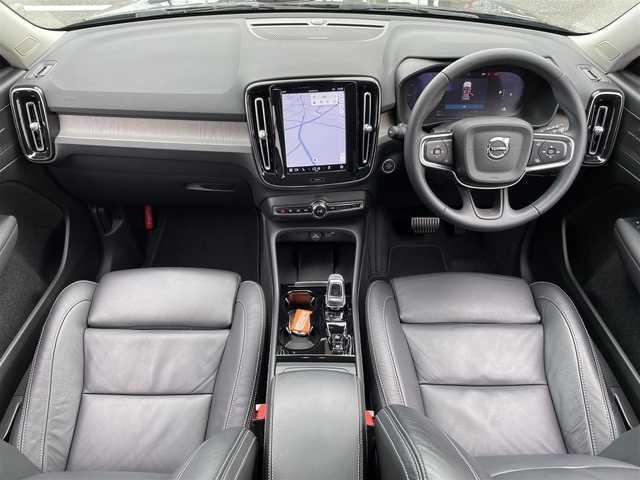 ボルボ ボルボ ＸＣ４０ アルティメット B4 AWD 三重県 2023(令5)年 2.5万km オニキスブラックP 登録時24992Km/純正ナビ/（ラジオ・グーグルマップ・Spotify・Apple carPlay・USB）/ドラレコ　/全方位カメラ　/バックカメラ　/ステアリングリモコン/クルコン　/両席パワーシート　/運転席メモリーシート　/全席シートヒーター　/Ｈａｒｍａｎｎ　Ｋａｒｅｄｏｎ　/パワーバックドア　/MTモード付/革巻きステアリング/ステアリングヒーター/クリアランスソナー　/横すべり防止/LEDオートライト　/フォグライト/保証書/取説