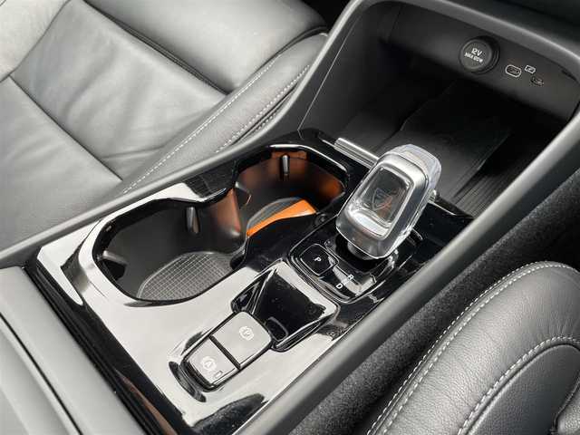 ボルボ ボルボ ＸＣ４０ アルティメット B4 AWD 三重県 2023(令5)年 2.5万km オニキスブラックP 登録時24992Km/純正ナビ/（ラジオ・グーグルマップ・Spotify・Apple carPlay・USB）/ドラレコ　/全方位カメラ　/バックカメラ　/ステアリングリモコン/クルコン　/両席パワーシート　/運転席メモリーシート　/全席シートヒーター　/Ｈａｒｍａｎｎ　Ｋａｒｅｄｏｎ　/パワーバックドア　/MTモード付/革巻きステアリング/ステアリングヒーター/クリアランスソナー　/横すべり防止/LEDオートライト　/フォグライト/保証書/取説