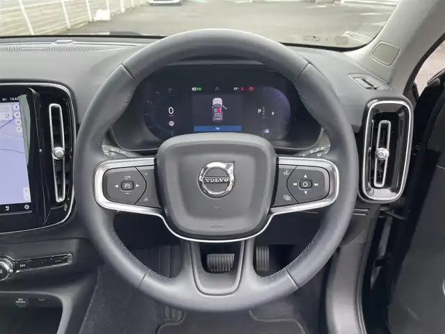 ボルボ ボルボ ＸＣ４０ アルティメット B4 AWD 三重県 2023(令5)年 2.5万km オニキスブラックP 登録時24992Km/純正ナビ/（ラジオ・グーグルマップ・Spotify・Apple carPlay・USB）/ドラレコ　/全方位カメラ　/バックカメラ　/ステアリングリモコン/クルコン　/両席パワーシート　/運転席メモリーシート　/全席シートヒーター　/Ｈａｒｍａｎｎ　Ｋａｒｅｄｏｎ　/パワーバックドア　/MTモード付/革巻きステアリング/ステアリングヒーター/クリアランスソナー　/横すべり防止/LEDオートライト　/フォグライト/保証書/取説