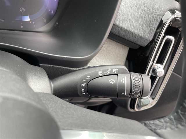 ボルボ ボルボ ＸＣ４０ アルティメット B4 AWD 三重県 2023(令5)年 2.5万km オニキスブラックP 登録時24992Km/純正ナビ/（ラジオ・グーグルマップ・Spotify・Apple carPlay・USB）/ドラレコ　/全方位カメラ　/バックカメラ　/ステアリングリモコン/クルコン　/両席パワーシート　/運転席メモリーシート　/全席シートヒーター　/Ｈａｒｍａｎｎ　Ｋａｒｅｄｏｎ　/パワーバックドア　/MTモード付/革巻きステアリング/ステアリングヒーター/クリアランスソナー　/横すべり防止/LEDオートライト　/フォグライト/保証書/取説