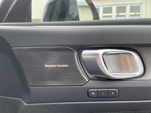 ボルボ ボルボ ＸＣ４０ アルティメット B4 AWD 三重県 2023(令5)年 2.5万km オニキスブラックP 登録時24992Km/純正ナビ/（ラジオ・グーグルマップ・Spotify・Apple carPlay・USB）/ドラレコ　/全方位カメラ　/バックカメラ　/ステアリングリモコン/クルコン　/両席パワーシート　/運転席メモリーシート　/全席シートヒーター　/Ｈａｒｍａｎｎ　Ｋａｒｅｄｏｎ　/パワーバックドア　/MTモード付/革巻きステアリング/ステアリングヒーター/クリアランスソナー　/横すべり防止/LEDオートライト　/フォグライト/保証書/取説