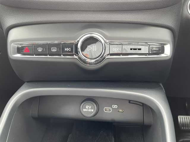 ボルボ ボルボ ＸＣ４０ アルティメット B4 AWD 三重県 2023(令5)年 2.5万km オニキスブラックP 登録時24992Km/純正ナビ/（ラジオ・グーグルマップ・Spotify・Apple carPlay・USB）/ドラレコ　/全方位カメラ　/バックカメラ　/ステアリングリモコン/クルコン　/両席パワーシート　/運転席メモリーシート　/全席シートヒーター　/Ｈａｒｍａｎｎ　Ｋａｒｅｄｏｎ　/パワーバックドア　/MTモード付/革巻きステアリング/ステアリングヒーター/クリアランスソナー　/横すべり防止/LEDオートライト　/フォグライト/保証書/取説
