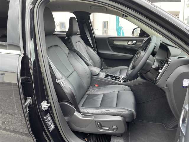 ボルボ ボルボ ＸＣ４０ アルティメット B4 AWD 三重県 2023(令5)年 2.5万km オニキスブラックP 登録時24992Km/純正ナビ/（ラジオ・グーグルマップ・Spotify・Apple carPlay・USB）/ドラレコ　/全方位カメラ　/バックカメラ　/ステアリングリモコン/クルコン　/両席パワーシート　/運転席メモリーシート　/全席シートヒーター　/Ｈａｒｍａｎｎ　Ｋａｒｅｄｏｎ　/パワーバックドア　/MTモード付/革巻きステアリング/ステアリングヒーター/クリアランスソナー　/横すべり防止/LEDオートライト　/フォグライト/保証書/取説