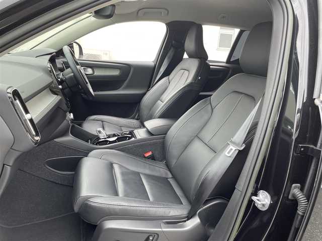 ボルボ ボルボ ＸＣ４０ アルティメット B4 AWD 三重県 2023(令5)年 2.5万km オニキスブラックP 登録時24992Km/純正ナビ/（ラジオ・グーグルマップ・Spotify・Apple carPlay・USB）/ドラレコ　/全方位カメラ　/バックカメラ　/ステアリングリモコン/クルコン　/両席パワーシート　/運転席メモリーシート　/全席シートヒーター　/Ｈａｒｍａｎｎ　Ｋａｒｅｄｏｎ　/パワーバックドア　/MTモード付/革巻きステアリング/ステアリングヒーター/クリアランスソナー　/横すべり防止/LEDオートライト　/フォグライト/保証書/取説