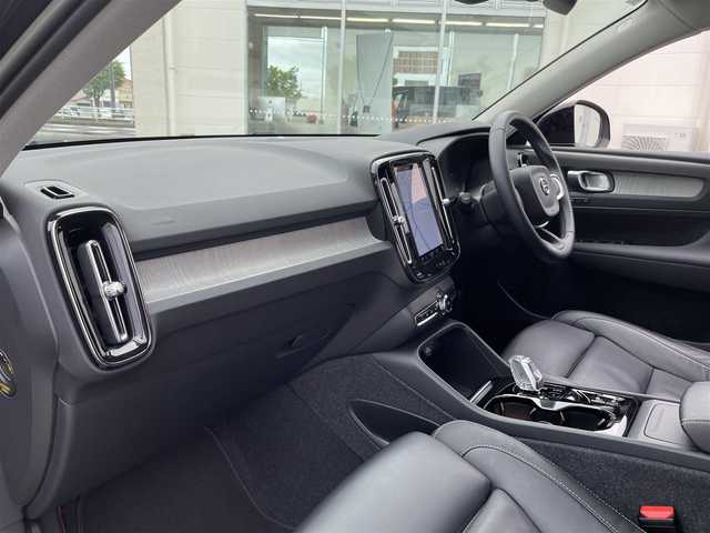 ボルボ ボルボ ＸＣ４０ アルティメット B4 AWD 三重県 2023(令5)年 2.5万km オニキスブラックP 登録時24992Km/純正ナビ/（ラジオ・グーグルマップ・Spotify・Apple carPlay・USB）/ドラレコ　/全方位カメラ　/バックカメラ　/ステアリングリモコン/クルコン　/両席パワーシート　/運転席メモリーシート　/全席シートヒーター　/Ｈａｒｍａｎｎ　Ｋａｒｅｄｏｎ　/パワーバックドア　/MTモード付/革巻きステアリング/ステアリングヒーター/クリアランスソナー　/横すべり防止/LEDオートライト　/フォグライト/保証書/取説