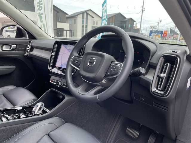 ボルボ ボルボ ＸＣ４０ アルティメット B4 AWD 三重県 2023(令5)年 2.5万km オニキスブラックP 登録時24992Km/純正ナビ/（ラジオ・グーグルマップ・Spotify・Apple carPlay・USB）/ドラレコ　/全方位カメラ　/バックカメラ　/ステアリングリモコン/クルコン　/両席パワーシート　/運転席メモリーシート　/全席シートヒーター　/Ｈａｒｍａｎｎ　Ｋａｒｅｄｏｎ　/パワーバックドア　/MTモード付/革巻きステアリング/ステアリングヒーター/クリアランスソナー　/横すべり防止/LEDオートライト　/フォグライト/保証書/取説