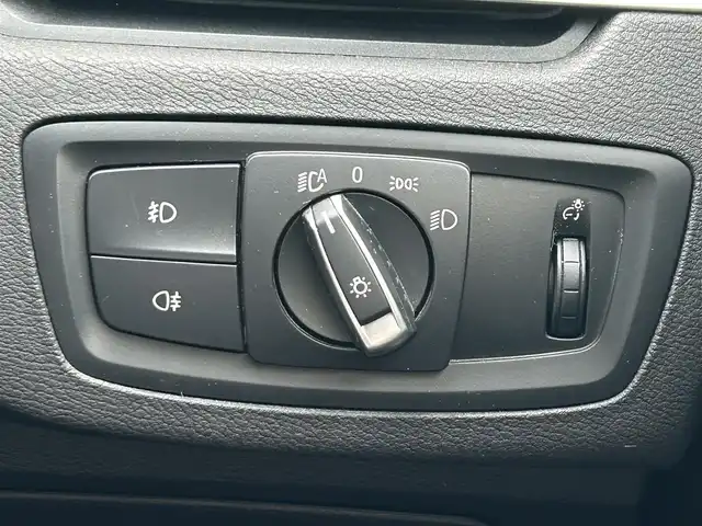 ＢＭＷ Ｘ１ sDrive 18i Mスポーツ 東京都 2017(平29)年 10.5万km アルピンホワイトⅢ ワンオーナー/純正HDDナビ/CD/DVD/FM・AM/Bluetooth//バックカメラ/衝突軽減ブレーキ/レーンディパーチャーアラート/前車接近警告/LIM/コーナーセンサー/ミラー型ETC2.0/純正フロアマット/純正18インチアルミホイール/LEDヘッドライト/フロントフォグランプ/パーキングアシスト/Mスポーツサスペンション/ハイグロスシャドーラインルーフレール/革巻きステアリングホイール/アイドリングストップ/保証書/取扱説明書/スペアキー