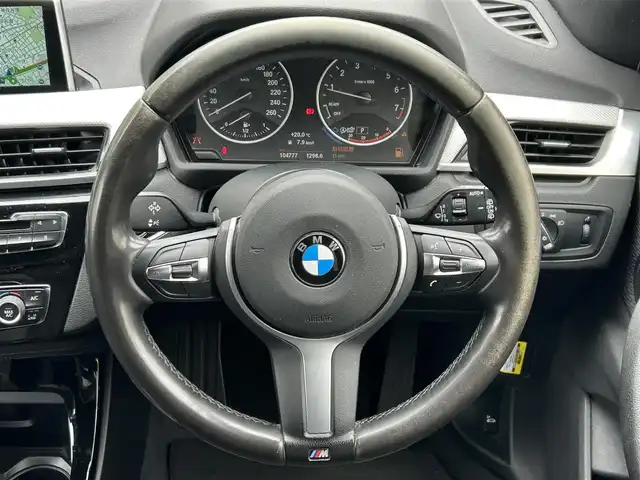 ＢＭＷ Ｘ１ sDrive 18i Mスポーツ 東京都 2017(平29)年 10.5万km アルピンホワイトⅢ ワンオーナー/純正HDDナビ/CD/DVD/FM・AM/Bluetooth//バックカメラ/衝突軽減ブレーキ/レーンディパーチャーアラート/前車接近警告/LIM/コーナーセンサー/ミラー型ETC2.0/純正フロアマット/純正18インチアルミホイール/LEDヘッドライト/フロントフォグランプ/パーキングアシスト/Mスポーツサスペンション/ハイグロスシャドーラインルーフレール/革巻きステアリングホイール/アイドリングストップ/保証書/取扱説明書/スペアキー