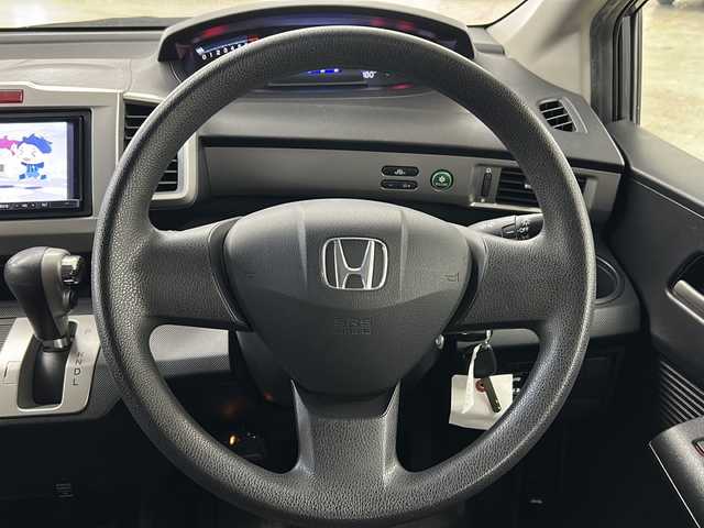 ホンダ フリード G ジャストセレクション 長崎県 2011(平23)年 9.4万km ポリッシュドメタルメタリック ストラーダHDDナビ/・DVD/・フルセグ/アルパインフリップダウンモニター/左側パワースライドドア/オートライト/キセノンライト/ドアバイザー/フロアマット/キーレス/ETC/電格ウィンカーミラー