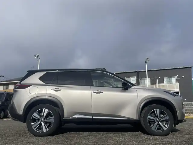 日産 エクストレイル G e－4ORCE 宮城県 2024(令6)年 1.4万km ゴールドⅡ 色コード：XEW　(シェルブロンド/スーパーブラック)//ワンオーナー//プロパイロット//パーキングアシスト//デジタルインナーミラー//純正メモリナビ//AM/FM/USB/BT/フルセグテレビ/スマートフォン連携//前席パワーシート/ステアリングヒーター//全席シートヒーター//アラウンドビューモニター//レーダークルーズコントロール//ブラインドスポットモニター//車線逸脱警報//パワーバックドア//ヘッドアップディスプレイ//AC100V//ワイヤレス充電//純正ドライブレコーダー前後//スマートキーx2