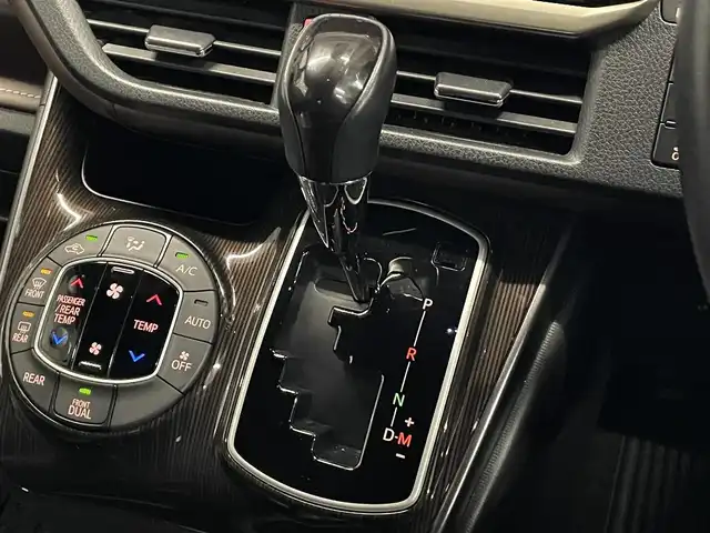 トヨタ エスクァイア Gi プレミアムパッケージ 香川県 2018(平30)年 4.8万km ホワイトパールクリスタルシャイン 登録時走行距離；48004km/社外ナビ【アルパイン11インチ】/後席モニター/ETC/バックカメラ/両側パワースライドドア/プリクラッシュセーフティー/クルーズコントロール/レーンディパーチャーアラート/オートマチックハイビーム/コーナーセンサー/LEDヘッドライト/純正フロアマット/純正AW15インチ/ステアリングリモコン/ステアリングヒーター/シートヒーター/スマートキー/プッシュスタート