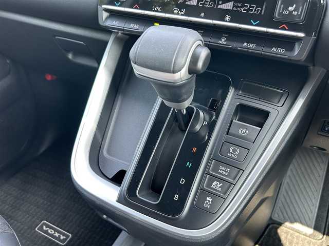 トヨタ ヴォクシー ハイブリッド S－Z 東京都 2024(令6)年 0.4万km アティチュードブラックマイカ ワンオーナー/純正10.5インチナビ/フルセグTV/DVD/Bluetoothオーディオ/純正13.2インチ有機EL後席ディスプレイ/（V14T-R72R）/快適利便パッケージHigh/レーダークルーズコントロール/Toyota Safety Sense/ビルトインETC2.0/純正前後ドライブレコーダー/（TZ-DR210）/取扱説明書/保証書/スペアキー1本