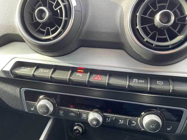 アウディ Ｑ２ 30TFSI 東京都 2020(令2)年 4.8万km グレイシアホワイトメタリック 純正ナビ/バックモニター/フルセグTV/Bluetooth接続/ビルトインETC2.0/衝突被害軽減ブレーキ/レーンキープアシスト/ブラインドスポットモニター/アダプティブクルーズコントロール/シートヒーター/ステアリングスイッチ/フルオートエアコン/ドライブレコーダー/スマートキー/プッシュスタート/オートライト/純正17インチアルミホイール/純正LEDヘッドライト