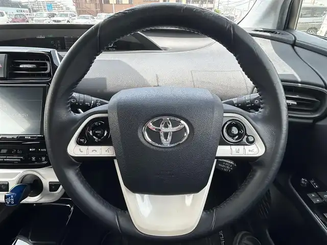 トヨタ プリウス Sセーフティプラス 兵庫県 2018(平30)年 4万km ホワイトパールクリスタルシャイン 純正9インチSDナビ/BT/CD/フルセグ/レーンディパーチャーアラート/プリクラッシュセーフティ/インテリジェントクリアランスソナー/ビルトインETC2.0/ふらつき検知/クルーズコントロール/パーキングアシスト/オートハイビーム/トノカバー/バックカメラ/ABS/衝突被害軽減システム
