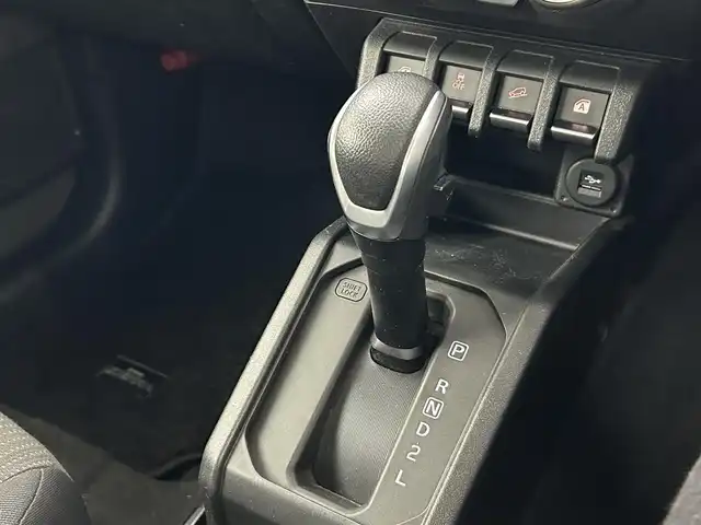スズキ ジムニー シエラ JC 熊本県 2022(令4)年 7.4万km ジャングルグリーン ワンオーナー　/純正ナビCN-RZ876（ＣＤ・ＤＶＤ・フルセグ・ＢＴ・ＳＤ・ＵＳＢ）/バックカメラ　/社外前後ドライブレコーダー　/ビルトインＥＴＣ　/スズキセーフティサポート/・クルーズコントロール　/・ふらつき警報機能/・標識認識システム/・先行車発進お知らせ/・ハイビームアシスト/・デュアルセンサーブレーキサポート/横滑り防止/アイドリングストップ/ダウンヒルアシスト/前席シートヒーター/ヘッドライトウォッシャー/背面タイヤ/純正フロアマット/純正１５インチAW/オートライト/LEDヘッドライト/フォグライト/スマートキー/プッシュスタート/スペアキー1本/保証書/取扱説明書