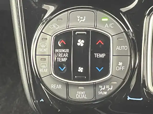 トヨタ ヴォクシー ハイブリッド V 千葉県 2018(平30)年 8.2万km アバンギャルドブロンズメタリック 禁煙　/純正10型メモリーナビ（NSZN-Z66T）/・Bluetooth/・フルセグTV　/・CD/DVD/クルーズコントロール/ビルトインＥＴＣ　/ＬＥＤヘッドライト/フォグランプ/トヨタセーフティセンス/プリクラッシュセーフティ/レーンキープアシスト/片側電動スライドドア　/前席シートヒーター　/リアエアコン　/ＩＳＯＦＩＸ/バックカメラ/アイドリングストップ/ウィンカーミラー/ドアバイザー/プッシュスタート/フロアマット/ステアリングスイッチ/USBポート/電動格納サイドミラー