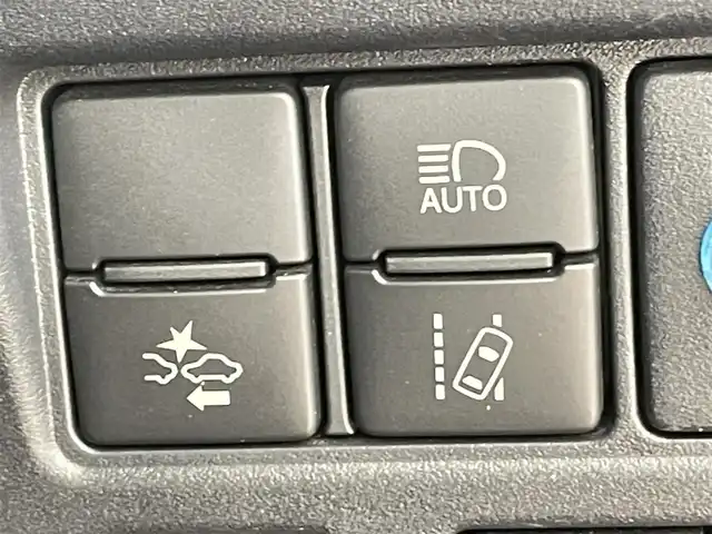 トヨタ ヴォクシー ハイブリッド V 千葉県 2018(平30)年 8.2万km アバンギャルドブロンズメタリック 禁煙　/純正10型メモリーナビ（NSZN-Z66T）/・Bluetooth/・フルセグTV　/・CD/DVD/クルーズコントロール/ビルトインＥＴＣ　/ＬＥＤヘッドライト/フォグランプ/トヨタセーフティセンス/プリクラッシュセーフティ/レーンキープアシスト/片側電動スライドドア　/前席シートヒーター　/リアエアコン　/ＩＳＯＦＩＸ/バックカメラ/アイドリングストップ/ウィンカーミラー/ドアバイザー/プッシュスタート/フロアマット/ステアリングスイッチ/USBポート/電動格納サイドミラー