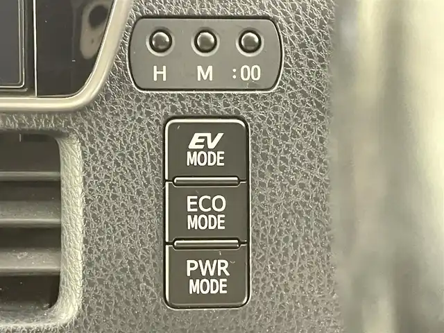 トヨタ ヴォクシー ハイブリッド V 千葉県 2018(平30)年 8.2万km アバンギャルドブロンズメタリック 禁煙　/純正10型メモリーナビ（NSZN-Z66T）/・Bluetooth/・フルセグTV　/・CD/DVD/クルーズコントロール/ビルトインＥＴＣ　/ＬＥＤヘッドライト/フォグランプ/トヨタセーフティセンス/プリクラッシュセーフティ/レーンキープアシスト/片側電動スライドドア　/前席シートヒーター　/リアエアコン　/ＩＳＯＦＩＸ/バックカメラ/アイドリングストップ/ウィンカーミラー/ドアバイザー/プッシュスタート/フロアマット/ステアリングスイッチ/USBポート/電動格納サイドミラー