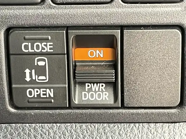 トヨタ ヴォクシー ハイブリッド V 千葉県 2018(平30)年 8.2万km アバンギャルドブロンズメタリック 禁煙　/純正10型メモリーナビ（NSZN-Z66T）/・Bluetooth/・フルセグTV　/・CD/DVD/クルーズコントロール/ビルトインＥＴＣ　/ＬＥＤヘッドライト/フォグランプ/トヨタセーフティセンス/プリクラッシュセーフティ/レーンキープアシスト/片側電動スライドドア　/前席シートヒーター　/リアエアコン　/ＩＳＯＦＩＸ/バックカメラ/アイドリングストップ/ウィンカーミラー/ドアバイザー/プッシュスタート/フロアマット/ステアリングスイッチ/USBポート/電動格納サイドミラー