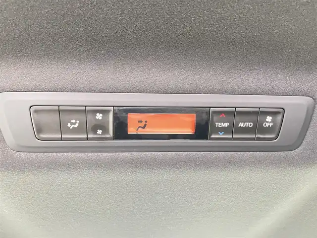 トヨタ ヴォクシー ハイブリッド V 千葉県 2018(平30)年 8.2万km アバンギャルドブロンズメタリック 禁煙　/純正10型メモリーナビ（NSZN-Z66T）/・Bluetooth/・フルセグTV　/・CD/DVD/クルーズコントロール/ビルトインＥＴＣ　/ＬＥＤヘッドライト/フォグランプ/トヨタセーフティセンス/プリクラッシュセーフティ/レーンキープアシスト/片側電動スライドドア　/前席シートヒーター　/リアエアコン　/ＩＳＯＦＩＸ/バックカメラ/アイドリングストップ/ウィンカーミラー/ドアバイザー/プッシュスタート/フロアマット/ステアリングスイッチ/USBポート/電動格納サイドミラー