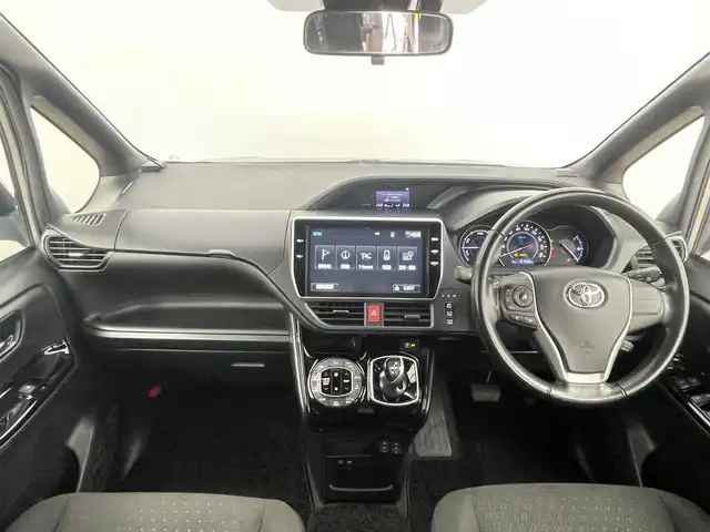 トヨタ ヴォクシー ハイブリッド V 千葉県 2018(平30)年 8.2万km アバンギャルドブロンズメタリック 禁煙　/純正10型メモリーナビ（NSZN-Z66T）/・Bluetooth/・フルセグTV　/・CD/DVD/クルーズコントロール/ビルトインＥＴＣ　/ＬＥＤヘッドライト/フォグランプ/トヨタセーフティセンス/プリクラッシュセーフティ/レーンキープアシスト/片側電動スライドドア　/前席シートヒーター　/リアエアコン　/ＩＳＯＦＩＸ/バックカメラ/アイドリングストップ/ウィンカーミラー/ドアバイザー/プッシュスタート/フロアマット/ステアリングスイッチ/USBポート/電動格納サイドミラー