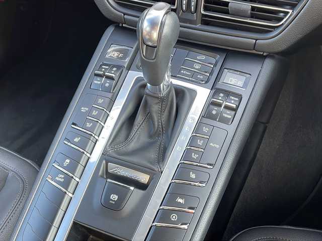 ポルシェ マカン S 佐賀県 2021(令3)年 4.5万km ピュアホワイト 保証書/取扱説明書/記録簿/4WD/MTモード付AT/アイドリングストップ/スマートキー/スペアキー有/追従走行付きクルーズコントロール/Bluetooth接続/USB入力端子/ETC/全方位カメラ/AppleCarPlay/純正メモリナビ/電動リアゲート/前後ドライブレコーダー/純正フロアマット/前席パワーシート/ハーフレザーシート/前席シートヒーター/純正アルミホイル/ABS/横滑り防止装置/前後コーナーセンサー/レーンキープアシスト/盗難防止装置/オートライト/LEDヘッドライト/革巻ステアリング/電格ウィンカーミラー/ステアリングスイッチ/スポーツクロノパッケージ/パドルシフト