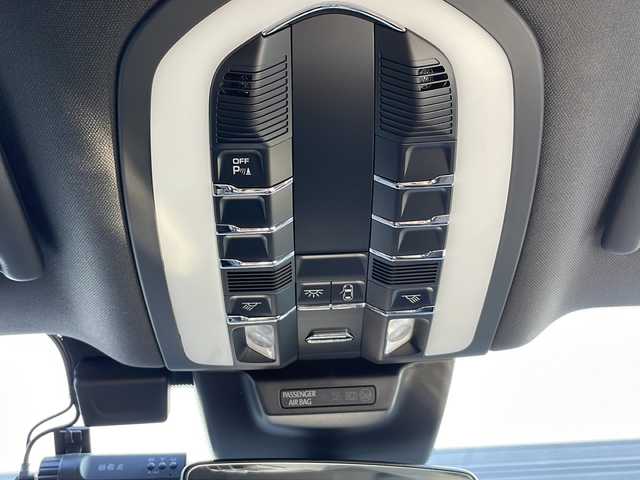 ポルシェ マカン S 佐賀県 2021(令3)年 4.5万km ピュアホワイト 保証書/取扱説明書/記録簿/4WD/MTモード付AT/アイドリングストップ/スマートキー/スペアキー有/追従走行付きクルーズコントロール/Bluetooth接続/USB入力端子/ETC/全方位カメラ/AppleCarPlay/純正メモリナビ/電動リアゲート/前後ドライブレコーダー/純正フロアマット/前席パワーシート/ハーフレザーシート/前席シートヒーター/純正アルミホイル/ABS/横滑り防止装置/前後コーナーセンサー/レーンキープアシスト/盗難防止装置/オートライト/LEDヘッドライト/革巻ステアリング/電格ウィンカーミラー/ステアリングスイッチ/スポーツクロノパッケージ/パドルシフト