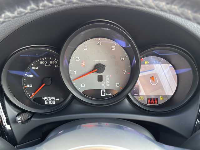 ポルシェ マカン S 佐賀県 2021(令3)年 4.5万km ピュアホワイト 保証書/取扱説明書/記録簿/4WD/MTモード付AT/アイドリングストップ/スマートキー/スペアキー有/追従走行付きクルーズコントロール/Bluetooth接続/USB入力端子/ETC/全方位カメラ/AppleCarPlay/純正メモリナビ/電動リアゲート/前後ドライブレコーダー/純正フロアマット/前席パワーシート/ハーフレザーシート/前席シートヒーター/純正アルミホイル/ABS/横滑り防止装置/前後コーナーセンサー/レーンキープアシスト/盗難防止装置/オートライト/LEDヘッドライト/革巻ステアリング/電格ウィンカーミラー/ステアリングスイッチ/スポーツクロノパッケージ/パドルシフト