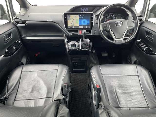 トヨタ ヴォクシー ZS 栃木県 2017(平29)年 6.7万km ホワイトパールクリスタルシャイン ワンオーナー/TRDフロントエアロ/純正10インチナビ/（CD/DVD/Bluetooth/SD）/フルセグTV（キャンセラー付）/バックカメラ/純正12.1型フリップダウンモニター/ビルドインETC2.0/両側パワースライドドア/レザー調シートカバー/トヨタセーフティセンス/・衝突軽減ブレーキ/・車線逸脱警報/・オートマチックハイビーム/純正ドラレコ/2.1AUSBコンポート/オートライト/LEDヘッドライト/フォグランプ/純正16インチAW/プッシュスタート/スマートキー/スペアキー/ステアリングスイッチ/革巻きステアリング/保証書/取説/ナビ取説