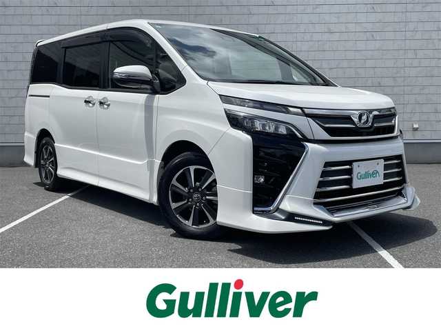 トヨタ ヴォクシー ZS 栃木県 2017(平29)年 6.7万km ホワイトパールクリスタルシャイン ワンオーナー/TRDフロントエアロ/純正10インチナビ/（CD/DVD/Bluetooth/SD）/フルセグTV（キャンセラー付）/バックカメラ/純正12.1型フリップダウンモニター/ビルドインETC2.0/両側パワースライドドア/レザー調シートカバー/トヨタセーフティセンス/・衝突軽減ブレーキ/・車線逸脱警報/・オートマチックハイビーム/純正ドラレコ/2.1AUSBコンポート/オートライト/LEDヘッドライト/フォグランプ/純正16インチAW/プッシュスタート/スマートキー/スペアキー/ステアリングスイッチ/革巻きステアリング/保証書/取説/ナビ取説