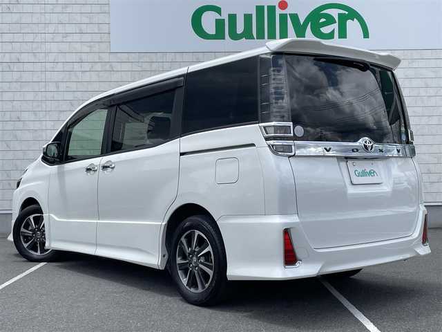 トヨタ ヴォクシー ZS 栃木県 2017(平29)年 6.7万km ホワイトパールクリスタルシャイン ワンオーナー/TRDフロントエアロ/純正10インチナビ/（CD/DVD/Bluetooth/SD）/フルセグTV（キャンセラー付）/バックカメラ/純正12.1型フリップダウンモニター/ビルドインETC2.0/両側パワースライドドア/レザー調シートカバー/トヨタセーフティセンス/・衝突軽減ブレーキ/・車線逸脱警報/・オートマチックハイビーム/純正ドラレコ/2.1AUSBコンポート/オートライト/LEDヘッドライト/フォグランプ/純正16インチAW/プッシュスタート/スマートキー/スペアキー/ステアリングスイッチ/革巻きステアリング/保証書/取説/ナビ取説