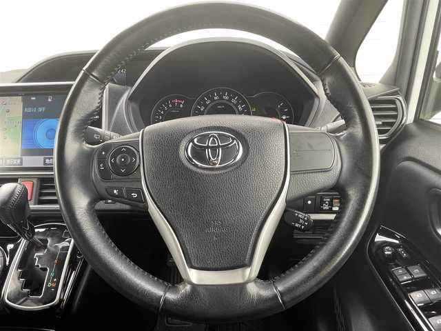 トヨタ ヴォクシー ZS 栃木県 2017(平29)年 6.7万km ホワイトパールクリスタルシャイン ワンオーナー/TRDフロントエアロ/純正10インチナビ/（CD/DVD/Bluetooth/SD）/フルセグTV（キャンセラー付）/バックカメラ/純正12.1型フリップダウンモニター/ビルドインETC2.0/両側パワースライドドア/レザー調シートカバー/トヨタセーフティセンス/・衝突軽減ブレーキ/・車線逸脱警報/・オートマチックハイビーム/純正ドラレコ/2.1AUSBコンポート/オートライト/LEDヘッドライト/フォグランプ/純正16インチAW/プッシュスタート/スマートキー/スペアキー/ステアリングスイッチ/革巻きステアリング/保証書/取説/ナビ取説