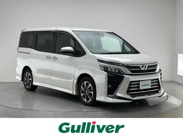 トヨタ ヴォクシー ZS 兵庫県 2017(平29)年 6.7万km ホワイトパールクリスタルシャイン ワンオーナー/TRDフロントエアロ/純正10インチナビ/（CD/DVD/Bluetooth/SD）/フルセグTV（キャンセラー付）/バックカメラ/純正12.1型フリップダウンモニター/ビルドインETC2.0/両側パワースライドドア/レザー調シートカバー/トヨタセーフティセンス/・衝突軽減ブレーキ/・車線逸脱警報/・オートマチックハイビーム/純正ドラレコ/2.1AUSBコンポート/オートライト/LEDヘッドライト/フォグランプ/純正16インチAW/プッシュスタート/スマートキー/スペアキー/ステアリングスイッチ/革巻きステアリング/保証書/取説/ナビ取説