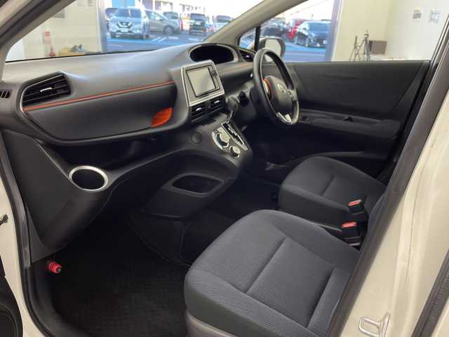 トヨタ シエンタ G 群馬県 2017(平29)年 6.6万km ホワイトパールクリスタルシャイン 純正７インチナビ　トヨタセーフティセンス　両側パワースライドドア　ビルトインＥＴＣ２．０　バックカメラ　プッシュスタート　純正フロアマット　オートエアコン　スペアキー　禁煙車　Ｂｌｕｅｔｏｏｔｈ接続