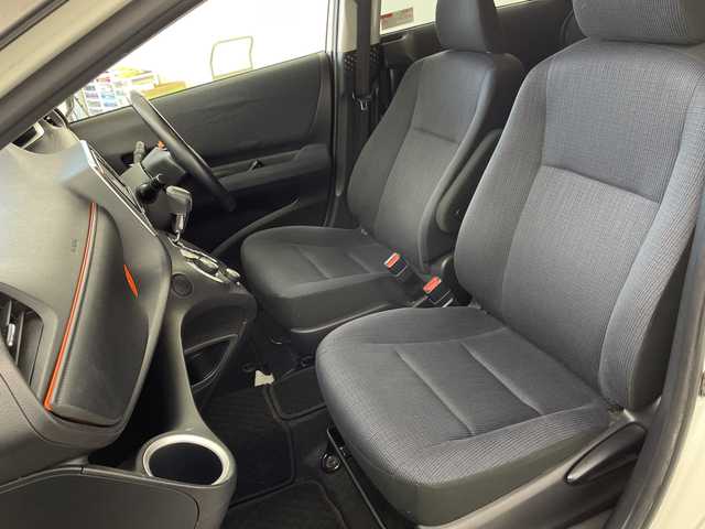 トヨタ シエンタ G 群馬県 2017(平29)年 6.6万km ホワイトパールクリスタルシャイン 純正７インチナビ　トヨタセーフティセンス　両側パワースライドドア　ビルトインＥＴＣ２．０　バックカメラ　プッシュスタート　純正フロアマット　オートエアコン　スペアキー　禁煙車　Ｂｌｕｅｔｏｏｔｈ接続