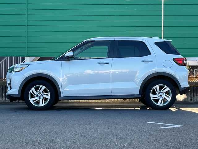 トヨタ ライズ G 茨城県 2019(令1)年 5万km シャイニングホワイトパール 社外ナビ/Bluetooth搭載/フルセグTV/全方位カメラ　/バックカメラ/純正16インチアルミホイール　/純正フロアマット/LEDヘッドライト/オートライト/AAC/ビルトインETC2.0/スマートキー/横滑り防止装置/衝突被害軽減システム/wエアバック/禁煙車