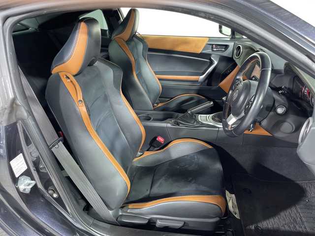 トヨタ ８６ GT リミテッド ブラックPKG 神奈川県 2019(令1)年 8.7万km ダークグレーメタリック 6速MT/TRD4本出しマフラー/TRDエアロ/社外ナビ/・BT/フルセグTV/SD/HDMI/CD/DVD/AM/FM/バックカメラ/ハーフレザーシート/シートヒーター(D/N)/ETC/前後ドライブレコーダー/革巻きステアリング/ステアリングスイッチ/クルーズコントロール/Autoライト/スマートキー/プッシュスタートボタン/室内灯LED/EDヘッドライト/フォグランプ/電動格納ミラー/ウィンカーミラー