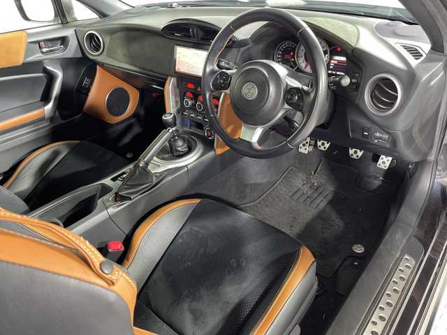 トヨタ ８６ GT リミテッド ブラックPKG 神奈川県 2019(令1)年 8.7万km ダークグレーメタリック 6速MT/TRD4本出しマフラー/TRDエアロ/社外ナビ/・BT/フルセグTV/SD/HDMI/CD/DVD/AM/FM/バックカメラ/ハーフレザーシート/シートヒーター(D/N)/ETC/前後ドライブレコーダー/革巻きステアリング/ステアリングスイッチ/クルーズコントロール/Autoライト/スマートキー/プッシュスタートボタン/室内灯LED/EDヘッドライト/フォグランプ/電動格納ミラー/ウィンカーミラー