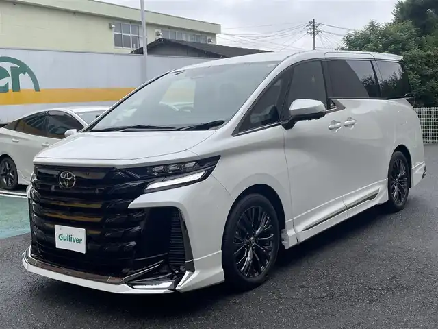 トヨタ ヴェルファイア Z プレミア 静岡県 2025(令7)年 0.1千km プラチナホワイトパールマイカ 登録時走行29km/ワンオーナー/モデリスタエアロ/左右独立ムーンルーフ/ユニバーサルステップ/寒冷地仕様/純正ナビ/フルセグTV/BT/USB/全方位カメラ/デジタルインナーミラー/黒革シート/両側パワースライドドア/パワーバックドア/シートヒーター/エアシート/置くだけ充電/プリクラッシュセーフティ/レーンディパーチャーアラート/レーダークルーズコントロール/オートハイビーム/ブラインドスポットモニター/クリアランスソナー/ヘッドアップディスプレイ/プロアクティブドライビングアシスト/ビルトインETC2.0/ステアリングヒーター/スマートキー×2/保証書/取扱説明書