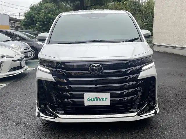 トヨタ ヴェルファイア Z プレミア 静岡県 2025(令7)年 0.1千km プラチナホワイトパールマイカ 登録時走行29km/ワンオーナー/モデリスタエアロ/左右独立ムーンルーフ/ユニバーサルステップ/寒冷地仕様/純正ナビ/フルセグTV/BT/USB/全方位カメラ/デジタルインナーミラー/黒革シート/両側パワースライドドア/パワーバックドア/シートヒーター/エアシート/置くだけ充電/プリクラッシュセーフティ/レーンディパーチャーアラート/レーダークルーズコントロール/オートハイビーム/ブラインドスポットモニター/クリアランスソナー/ヘッドアップディスプレイ/プロアクティブドライビングアシスト/ビルトインETC2.0/ステアリングヒーター/スマートキー×2/保証書/取扱説明書