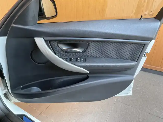 ＢＭＷ ３２０ｄ Mスポーツ 愛知県 2015(平27)年 9.2万km アルピンホワイトⅢ インテリジェントセーフティ　/ＡＣＣ　/ＬＫＡ　/フットトランクオープナー　/ナビ　/Ｂｌｕｅｔｏｏｔｈ　/ＤＶＤ　/バックカメラ　/オートライト　/コンフォートアクセス　/パワーシート　/ＥＴＣ　/コーナーセンサー/純正18インチAW/取扱説明書/保証書/スペアキー