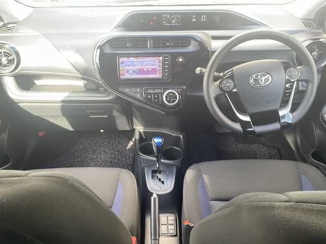 トヨタ アクア S 山形県 2017(平29)年 5.2万km シルバーM ・ワンオーナー/・ナビ/ワンセグ/CD/AMFM/・ビルトインETC/・横滑り防止装置/・ステアリングスイッチ/・純正マット/・社外AW＋ノーマルタイヤ車載/・スペアキー1本/・保証書/・取扱説明書