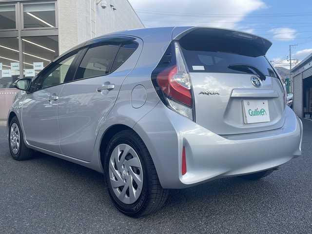 トヨタ アクア S 山形県 2017(平29)年 5.2万km シルバーM ・ワンオーナー/・ナビ/ワンセグ/CD/AMFM/・ビルトインETC/・横滑り防止装置/・ステアリングスイッチ/・純正マット/・社外AW＋ノーマルタイヤ車載/・スペアキー1本/・保証書/・取扱説明書