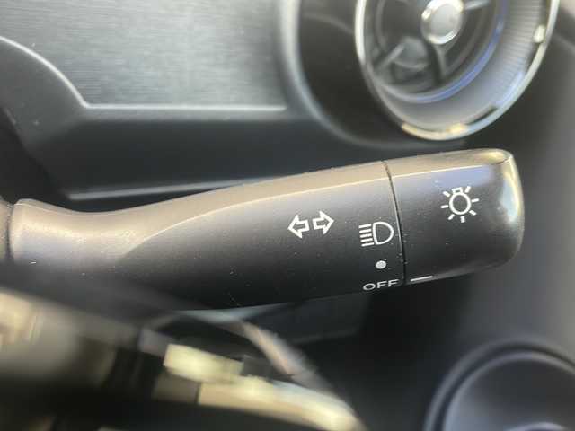 トヨタ アクア S 山形県 2017(平29)年 5.2万km シルバーM ・ワンオーナー/・ナビ/ワンセグ/CD/AMFM/・ビルトインETC/・横滑り防止装置/・ステアリングスイッチ/・純正マット/・社外AW＋ノーマルタイヤ車載/・スペアキー1本/・保証書/・取扱説明書