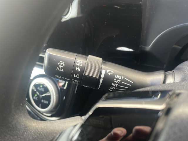 トヨタ アクア S 山形県 2017(平29)年 5.2万km シルバーM ・ワンオーナー/・ナビ/ワンセグ/CD/AMFM/・ビルトインETC/・横滑り防止装置/・ステアリングスイッチ/・純正マット/・社外AW＋ノーマルタイヤ車載/・スペアキー1本/・保証書/・取扱説明書