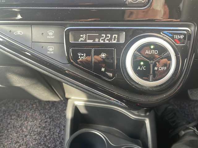 トヨタ アクア S 山形県 2017(平29)年 5.2万km シルバーM ・ワンオーナー/・ナビ/ワンセグ/CD/AMFM/・ビルトインETC/・横滑り防止装置/・ステアリングスイッチ/・純正マット/・社外AW＋ノーマルタイヤ車載/・スペアキー1本/・保証書/・取扱説明書