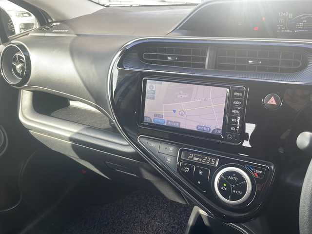 トヨタ アクア S 山形県 2017(平29)年 5.2万km シルバーM ・ワンオーナー/・ナビ/ワンセグ/CD/AMFM/・ビルトインETC/・横滑り防止装置/・ステアリングスイッチ/・純正マット/・社外AW＋ノーマルタイヤ車載/・スペアキー1本/・保証書/・取扱説明書