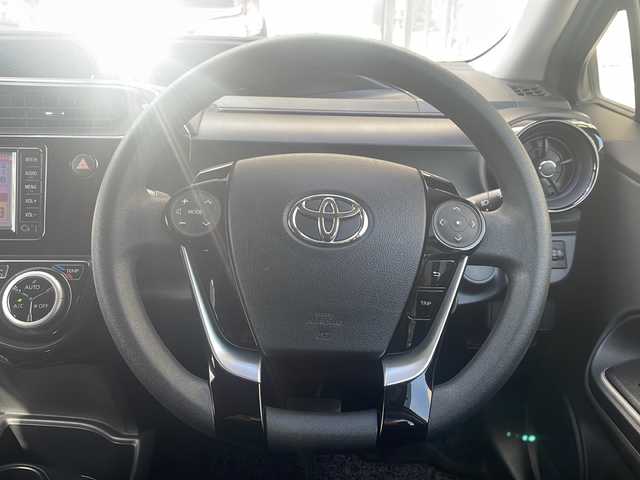 トヨタ アクア S 山形県 2017(平29)年 5.2万km シルバーM ・ワンオーナー/・ナビ/ワンセグ/CD/AMFM/・ビルトインETC/・横滑り防止装置/・ステアリングスイッチ/・純正マット/・社外AW＋ノーマルタイヤ車載/・スペアキー1本/・保証書/・取扱説明書