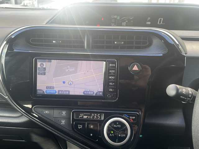 トヨタ アクア S 山形県 2017(平29)年 5.2万km シルバーM ・ワンオーナー/・ナビ/ワンセグ/CD/AMFM/・ビルトインETC/・横滑り防止装置/・ステアリングスイッチ/・純正マット/・社外AW＋ノーマルタイヤ車載/・スペアキー1本/・保証書/・取扱説明書